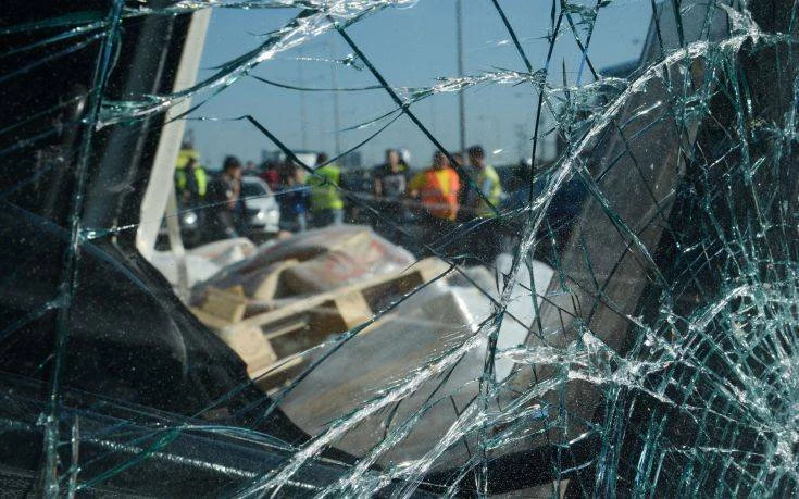 Καραμπόλα με έξι οχήματα στην εθνική οδό Θεσσαλονίκης – Μουδανιών – 3 τραυματίες